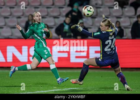 v.li.: Torschützin Emöke Papai (SV Werder Brema, 16) erzielt das Tor zum 0:3 gegen Josefine Osigus (Torhüterin, Torwart, 1. FC Köln, 24), Treffer, highlight, Torerfolg, DIE DFB-RICHTLINIEN UNTERSAGEN JEGLICHE NUTZUNG VON FOTOS ALS SEQUENZBILDER UND/ODER VIDEOÄHNLICHE FOTOSTRECKEN. LE NORMATIVE DFB VIETANO QUALSIASI USO DI FOTOGRAFIE COME SEQUENZE DI IMMAGINI E/O QUASI-VIDEO., 18.11.2024, Köln (Deutschland), Fussball, Google Pixel Frauen-Bundesliga, 1) FC Köln - SV Werder Brema Foto Stock