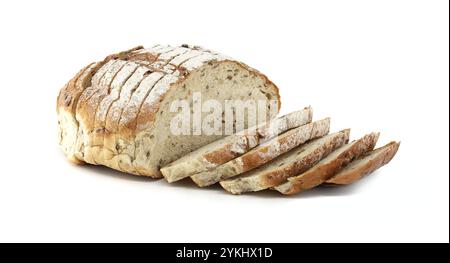 Una pagnotta di pane appena sfornata, parzialmente affettata su sfondo bianco, che ne mostra la consistenza e i grani. Perfetto per presentazioni culinarie e degustazioni Foto Stock