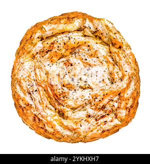 Tradizionale feta pasta fillo torta banitsa isolata su fondo bianco. vista dall'alto. Foto Stock