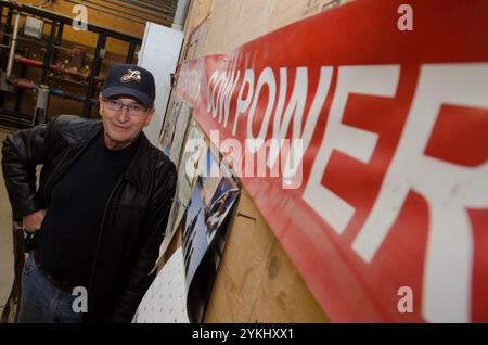 Luke Brubaker, fondatore e co-proprietario di Brubaker Farms, che è sia un diario che un produttore di energia verde a Mount Joy, Pennsylvania, il 19 marzo 2011. L'azienda agricola a conduzione familiare di Luke, Mike e Tony Brubaker ha circa 850 vacche e 700 giovani stock, producendo 20.200.000 libbre di latte l'anno scorso. Ha 13 dipendenti a tempo pieno e più di 1.500 ettari di terreno agricolo. Il loro digestore di metano è stato reso possibile con una sovvenzione del Dipartimento dell'Agricoltura degli Stati Uniti (USDA) Rural Development (RD) Rural Energy for America Program (REAP) che ha fornito una quota di costo dell'acquisto del digestore. Può gestire più di 41.859 metri Foto Stock