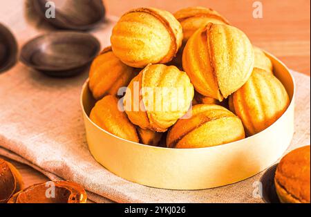 Biscotti caserecci dadi sagomati con crema di latte bollito di latte condensato su un tavolo di legno. Stile rustico Foto Stock