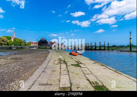 Una vista verso la banchina di Bosham, West Sussex con bassa marea in estate Foto Stock