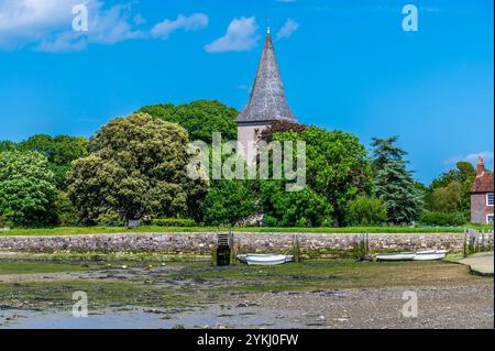 Una vista panoramica dalla banchina verso la chiesa di Bosham, West Sussex con bassa marea in estate Foto Stock