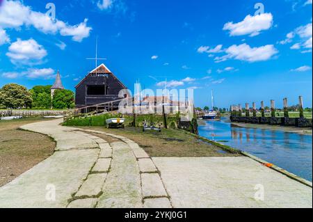 Una vista sullo scalo sul molo di Bosham, nel West Sussex durante la bassa marea in estate Foto Stock