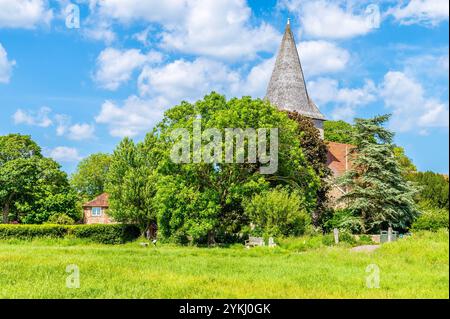 Una vista verso la chiesa di Bosham, West Sussex durante la bassa marea in estate Foto Stock