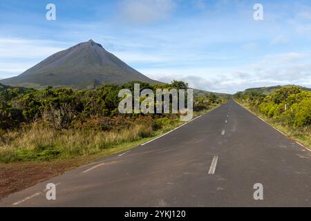 Un viaggio su strada lungo la strada rettilinea più lunga del Portogallo con vista sul monte Pico e sulla catena montuosa delle Azzorre. Foto Stock