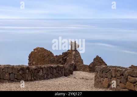 Cachorro con le sue case tradizionali e le formazioni rocciose di lava si trova sulla costa della parrocchia di Bandeiras, nel comune di Madalena, Pi Foto Stock