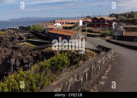 Cachorro con le sue case tradizionali e le formazioni rocciose di lava si trova sulla costa della parrocchia di Bandeiras, nel comune di Madalena, Pi Foto Stock