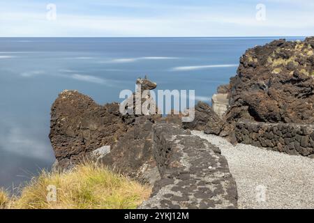 Cachorro con le sue case tradizionali e le formazioni rocciose di lava si trova sulla costa della parrocchia di Bandeiras, nel comune di Madalena, Pi Foto Stock