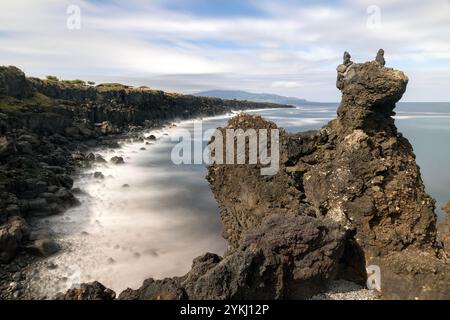 Cachorro con le sue case tradizionali e le formazioni rocciose di lava si trova sulla costa della parrocchia di Bandeiras, nel comune di Madalena, Pi Foto Stock