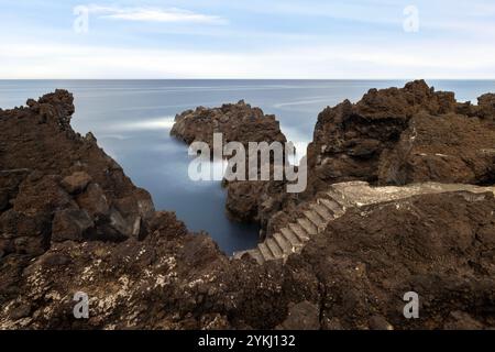 Cachorro con le sue case tradizionali e le formazioni rocciose di lava si trova sulla costa della parrocchia di Bandeiras, nel comune di Madalena, Pi Foto Stock