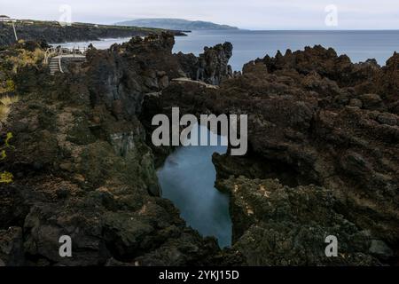 Cachorro con le sue case tradizionali e le formazioni rocciose di lava si trova sulla costa della parrocchia di Bandeiras, nel comune di Madalena, Pi Foto Stock