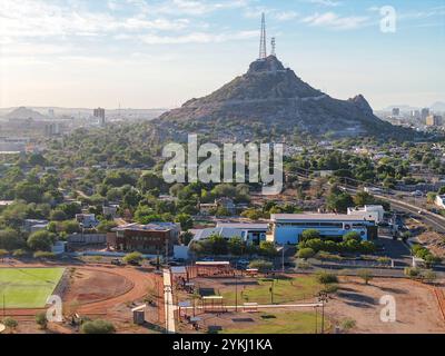 Vista aerea del Cerro de la Campana e del quartiere Hacienda de la Flor a Hermosillo, Sonora. (Foto di Luis Gutierrez/Norte Photo) Vista aerea de Cerro de la Campana y la colonia Hacienda de la Flor en Hermosillo Sonora. (Foto di Luis Gutierrez/Norte Photo) Foto Stock