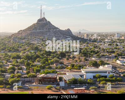 Vista aerea del Cerro de la Campana e del quartiere Hacienda de la Flor a Hermosillo, Sonora. (Foto di Luis Gutierrez/Norte Photo) Vista aerea de Cerro de la Campana y la colonia Hacienda de la Flor en Hermosillo Sonora. (Foto di Luis Gutierrez/Norte Photo) Foto Stock
