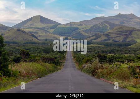 Un viaggio su strada lungo la strada rettilinea più lunga del Portogallo con vista sul monte Pico e sulla catena montuosa delle Azzorre. Foto Stock