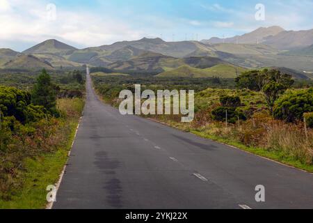 Un viaggio su strada lungo la strada rettilinea più lunga del Portogallo con vista sul monte Pico e sulla catena montuosa delle Azzorre. Foto Stock