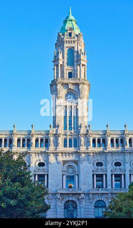 Il municipio neoclassico di Porto e la torre dell'orologio (Camara Municipal do Porto) iniziarono il 1920 completato nel 1955, Avenida dos Aliados, Porto, Oporto, Portogallo Foto Stock