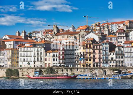 Storico quartiere sul fiume Duoro di Ribeira, Porto, Portogallo Foto Stock