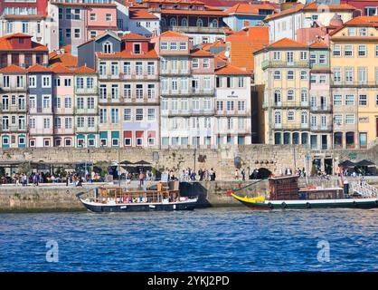 Storico quartiere sul fiume Duoro di Ribeira, Porto, Portogallo Foto Stock