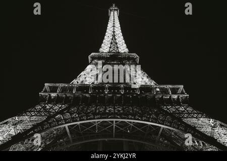 Torre Eiffel in bianco e nero di notte da un'angolazione bassa Foto Stock