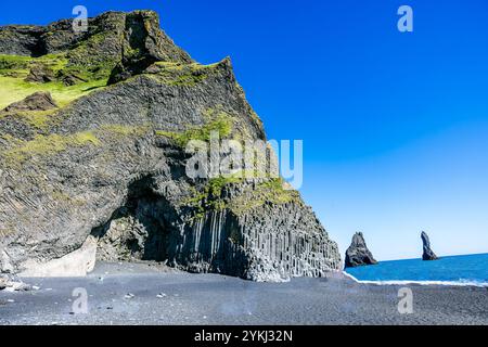 Reynisfjara Beach, Reynisfjara è una famosa spiaggia di sabbia nera situata sulla costa meridionale dell'Islanda Foto Stock