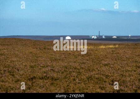 1982 immagine d'archivio delle iconiche palle di golf di RAF Fylingdales stazione di allerta precoce. Vista da The Hole of Horcum sulle North York Moors. Le palline da golf sono state sostituite nel 1992. Foto Stock