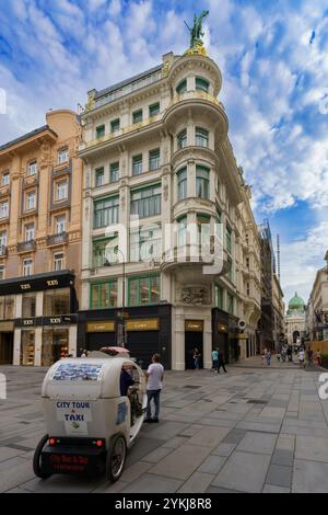 Vienna, taxi AustriaTuc Tuc di fronte alla splendida Husaren-Haus (edificio ussaro) a Graben, la famosa strada pedonale Foto Stock