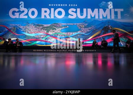 Rio De Janeiro, Brasile. 18 novembre 2024. I partecipanti si siedono di fronte al logo del vertice del G20. I capi di Stato e di governo delle principali potenze economiche di tutti i continenti si riuniscono per il loro vertice annuale. Il primo giorno del Vertice, i due temi sopra menzionati sono all'ordine del giorno ufficiale. Tuttavia, le due giornate di discussioni riguarderanno anche le guerre in Ucraina e in Medio Oriente, la lotta contro il cambiamento climatico e la situazione economica globale. Crediti: Kay Nietfeld/dpa/Alamy Live News Foto Stock