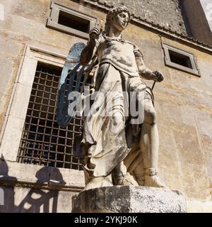 Roma, Italia: Antica scultura in marmo di un angelo con ali in bronzo di Raffaello da Montelupo nel cortile del castello di S. Foto Stock