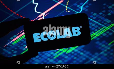 Konskie, Polonia - 18 novembre 2024: Logo aziendale Ecolab visualizzato sul cellulare Foto Stock