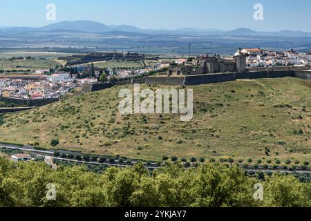 Castello di Elvas, fortificazione islamica, ricostruito nel XIII e XIV secolo. Importante punto strategico per la difesa della frontiera, Portogallo, Europa Foto Stock