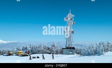 Antenne radio e piatti a microonde coperti di neve e ghiaccio sulla cima del Monte Yokoteyama a Nagano, in Giappone Foto Stock