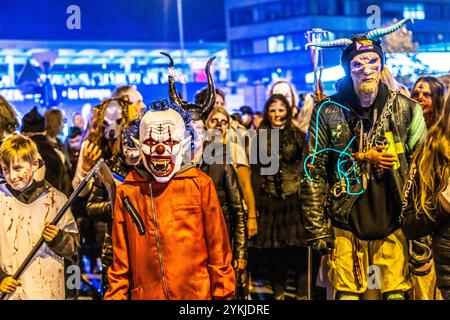 La Zombiewalk di Essen, ad Halloween diverse centinaia di persone, alcune vestite da zombie spaventosi, non morti, camminavano dalla stazione ferroviaria principale al quartiere Foto Stock