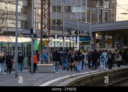 Stazione centrale di Essen, passeggeri in partenza da un treno suburbano, NRW, Germania, Foto Stock