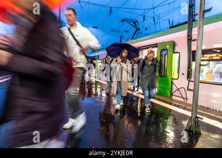 Stazione centrale di Essen, passeggeri in partenza da un treno suburbano, NRW, Germania, Foto Stock