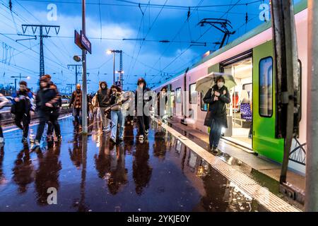 Stazione centrale di Essen, passeggeri in partenza da un treno suburbano, NRW, Germania, Foto Stock