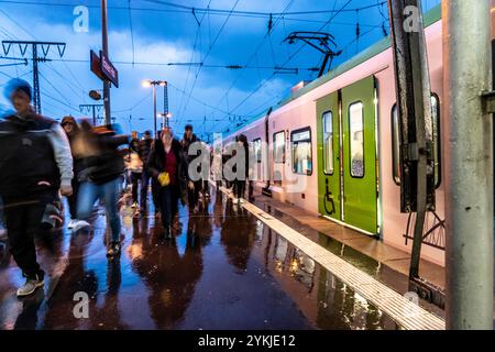 Stazione centrale di Essen, passeggeri in partenza da un treno suburbano, NRW, Germania, Foto Stock