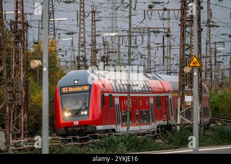 Treno regionale, Regioexpress, RE2, arriva alla stazione centrale di Essen, NRW, Germania, Foto Stock