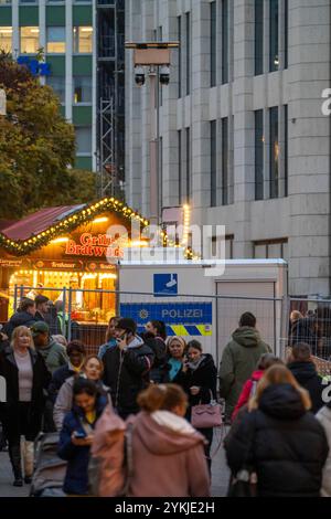 Videosorveglianza della polizia al Porschekanzel, di fronte alla Marktkirche nel centro della città di Essen, durante il mercatino di Natale, mobile su Foto Stock