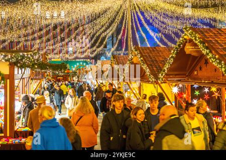 Durante il periodo pre-natalizio, gente, amanti dello shopping, visitatori del mercatino di Natale nel centro della città di Essen, sulla Kennedyplatz, luci di Natale, Essener L. Foto Stock