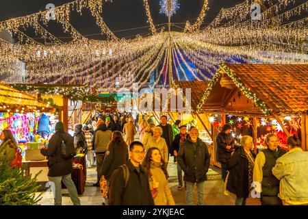 Durante il periodo pre-natalizio, gente, amanti dello shopping, visitatori del mercatino di Natale nel centro della città di Essen, sulla Kennedyplatz, luci di Natale, Essener L. Foto Stock