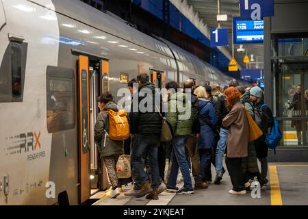 Espresso regionale alla stazione centrale di Essen, sul binario, RRX, RE1 per Aquisgrana, imbarco passeggeri, sbarco, NRW, Germania, Foto Stock