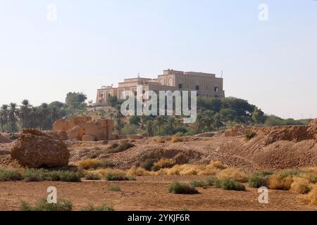 Mattoni di argilla cotti con lettere cuneiformi (accadico) nell'antica Babilonia, anche il nome del re Nabucodonosor II appare sull'iscrizione Foto Stock