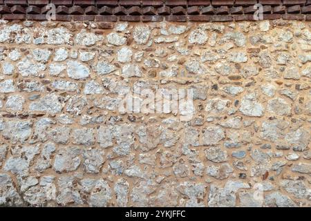 Vecchio muro di pietra ruvida. Primo piano della texture della foto di sfondo Foto Stock