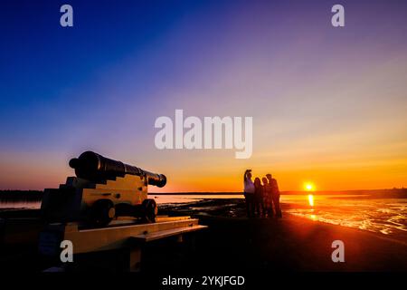 Le persone si riuniscono per fotografare al tramonto al St. Andrews Blockhouse National Historic Site, St. Andrews, New Brunswick, Canada. Foto Stock