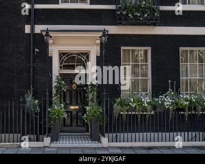 LONDRA, Regno Unito - 30 GIUGNO 2013: Porta alla casa georgiana a Mayfair Foto Stock