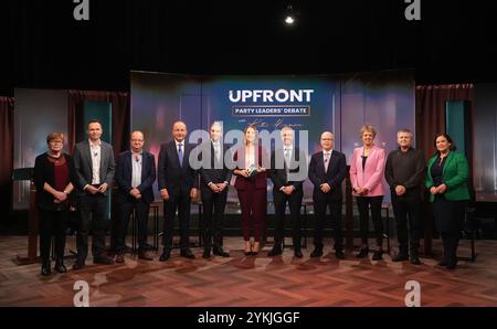 Leader del diritto irlandese al cambiamento, Joan Collins; vice leader dei socialdemocratici, Cian o'Callaghan; leader dell'Irlanda indipendente, Michael Collins; Tanaiste e leader di Fianna Fail, Micheal Martin; Taoiseach e leader di fine Gael, Simon Harris; presentatore di RTE Katie Hannon; leader del Partito Verde, Roderic o'Gorman; leader di Aontu, Peadar Toibin in vista del dibattito dei leader delle elezioni generali presso gli studi RTE di Montrose, Dublino. Aggiornamenti RTE Foto Stock