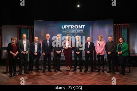 Leader del diritto irlandese al cambiamento, Joan Collins; vice leader dei socialdemocratici, Cian o'Callaghan; leader dell'Irlanda indipendente, Michael Collins; Tanaiste e leader di Fianna Fail, Micheal Martin; Taoiseach e leader di fine Gael, Simon Harris; presentatore di RTE Katie Hannon; leader del Partito Verde, Roderic o'Gorman; leader di Aontu, Peadar Toibin in vista del dibattito dei leader delle elezioni generali presso gli studi RTE di Montrose, Dublino. Aggiornamenti RTE Foto Stock