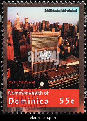 Edificio delle Nazioni Unite a New York su francobollo da Dominica Foto Stock