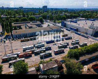 Filobus nel parcheggio al deposito, vista aerea. Foto Stock
